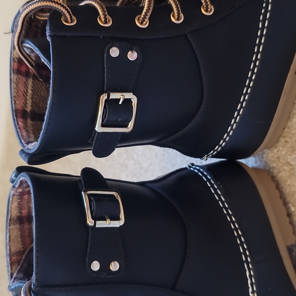 Wild Diva Black Duck Boot with Flannel interior pattern Size 6.5 NWT - Picture 11 of 16